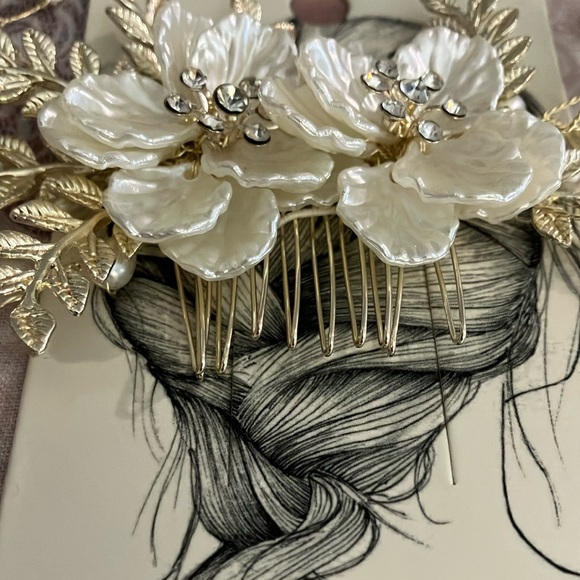 Elegant Gold and Cream Hair Comb - Picture 4 of 7